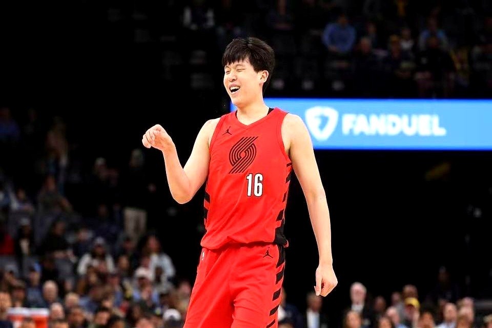 中国篮协这次居然主动放人了，直接免掉杨瀚森三大赛事的征召令。

夏联、G联赛、国家队连轴转，杨瀚森眼看就要被密集的赛程榨干。外界都在盯着，生怕这根好苗子步了前辈的后尘，被硬生生用废。

结果一纸声明下来，亚运会不打，11月和明年2月的世预赛窗口期全免。篮协直接拍板，让他踏踏实实留在波特兰，把当地的训