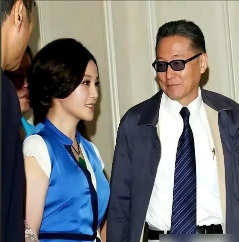 77岁的李敖看着57岁的刘晓庆，第一句话就把天聊死了：咱们都坐过牢。

没有客套，刘晓庆飞到台北，迎面接住这句硬邦邦的开场白。两人对视大笑，世俗的遮羞布被一把扯下。

四年后两人再见，李敖当众给她写诗，说她拦不住，她变成自己。在这个狂人眼里，评价一个人根本不是看履历干不干净，而是看被锤进泥里后，还能