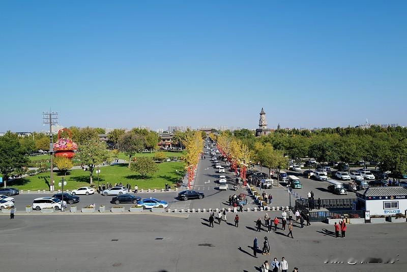 事故频发！近三天安和苑周边接连发生两起交通事故，一起是一路与化工路交叉口处有行人被车辆剐撞，伤者已及时送医；另一起是两车追尾事故，事发于一路与建设路交叉口。
节日临近，往来行人和车流明显增多，提醒广大市民，无论骑行还是驾车都务必留意出行安全！谨记安全第一！生命至上！