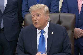 #特朗普要求欧洲偿还援乌资金#【美国将要求欧洲偿还援乌巨额资金】美国总统特朗普3日在社交媒体发文称，将要求欧洲国家偿还美国在俄乌冲突期间向乌克兰提供的军事援助和弹药。

特朗普先是否认了有关美国在伊朗战争中弹药库存严重枯竭的报道，并称拜登政府向乌克兰提供的免费军事援助远超美军在伊朗战 ​