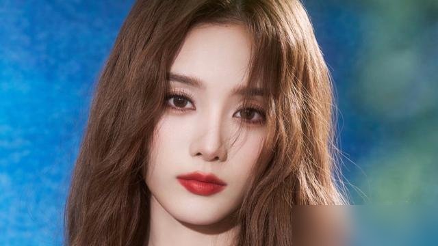 黄子韬徐艺洋官宣当爸妈，热搜直接炸了。
一张海边背影照，夫妻俩牵着个男孩看日落，配文“爱的人都在身边”。不藏了，摊牌了。
往前翻，这俩人的时间线早被网友扒烂了。2024年8月美国产检被偶遇，10月直播说漏嘴“陪陪孩”，12月看婴儿床。2025年6月徐艺洋妈妈抱婴儿进家门，10月婚礼现场有男童出没
