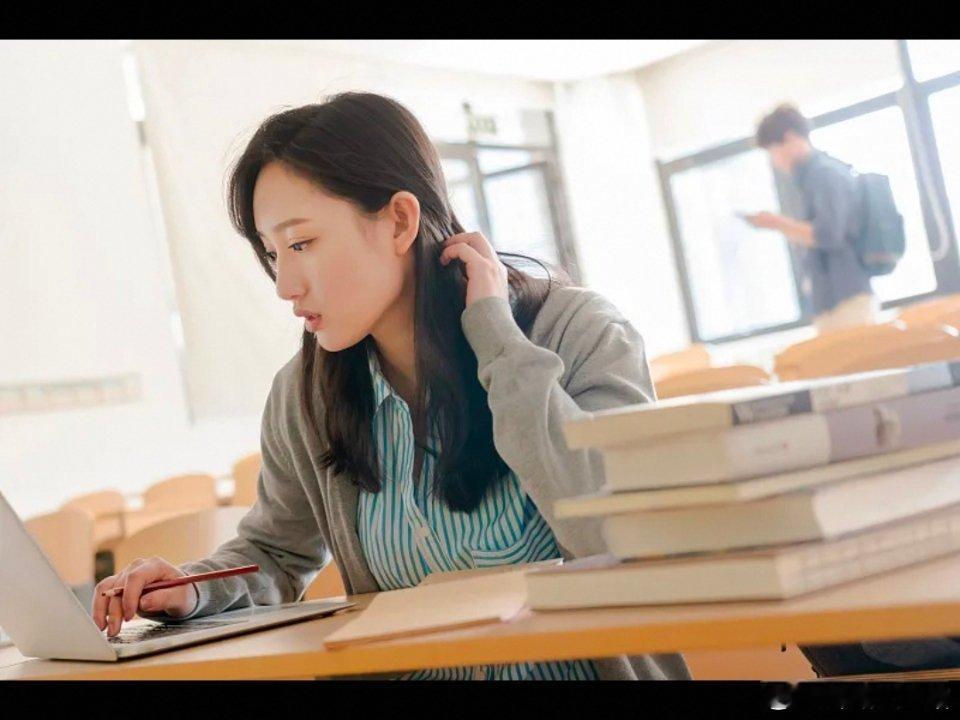 哪些行业就业率在持续上升
 
选专业、规划职业，可以参考当下就业率持续走高的行业，分为新兴技术制造、绿色能源、数字信息、民生服务四大板块，适合高考填报、中职、高职学生参考 。
 
一、高端制造与智能装备行业
 
整个制造业智能化升级，岗位需求连续多年上涨，本科、专科都有大量对口岗位。
 
1.  ​