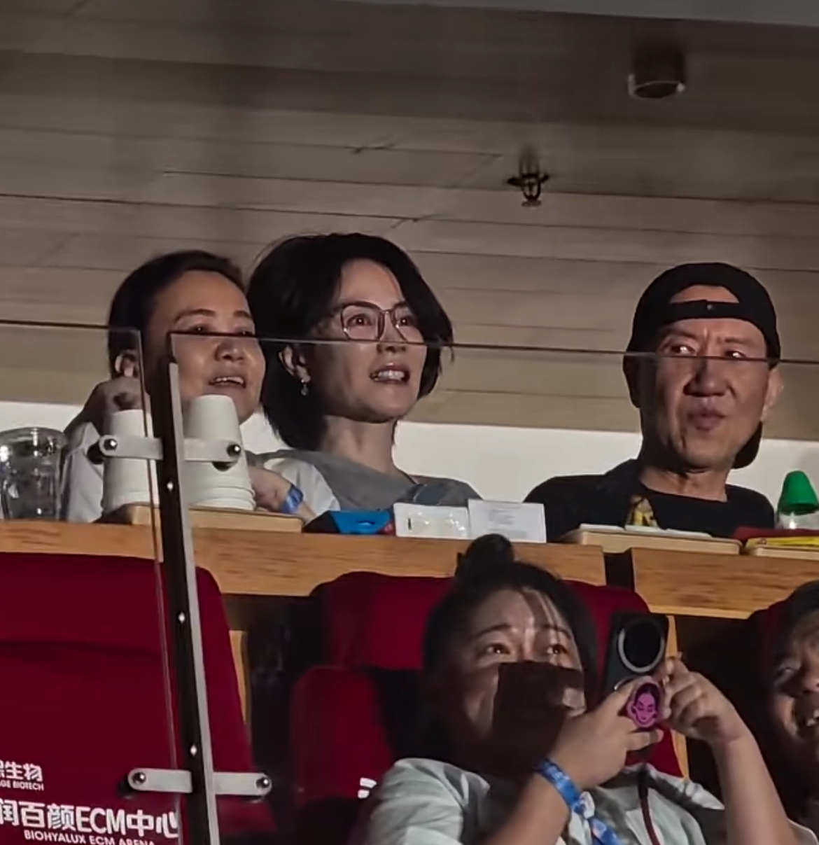 那英北京演唱会，真的来了好多明星，不是上台演唱，而是在观众席，来细数一下……
宋丹丹、李静和戴军、梁静和管虎、黄渤、小宋佳、张碧晨、王鸥
李维嘉、沈凌、龚俊和张晚意等花少团的成员
没想到，还有天后王菲，那英还喊话说：王菲，爱你
王菲真是很少出来露面，那英还说让她一定要结束了再走，果然是真闺蜜
今天那
