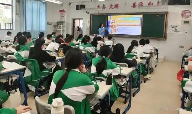 普通家庭孩子要抓住高中三年的逆袭窗口

对于没有额外资源托底的普通家庭孩子而言，高中三年的分量远超过往后人生的任何一个阶段，这是多数普通人能抓得住的最确定的上升契机。

高考是几乎无门槛的公平赛道
按照2026年最新高考招生规则，这场考试完全凭分数排位，不看家世人脉，是普通孩子能碰到的成本最低的上升