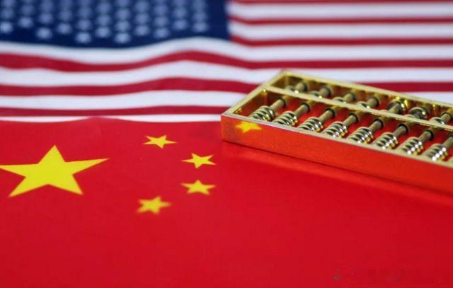 中美此前多年博弈集中在贸易、科技领域，2026年以来双方博弈重心明显向金融领域转移，博弈形态逐步呈现金融战特征，背后是双方传统博弈手段边际效用下降，叠加全球金融秩序正在经历半个多世纪以来最深刻的结构性变革。

美国此前多轮加征关税、芯片管制措施，未能阻挡2026年上半年中国出口同比上涨 13. ​