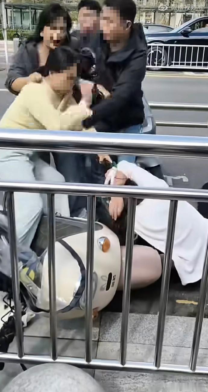 #女子持U型锁打人伤者无生命危险# 电瓶车让一下路的事，最后变成U型锁往脸上砸，这就不是“俩女的吵架”了——持械击打头面部，性质直接从口角升级成故意伤害嫌疑。警方通报写得很克制：曹某某当场被控、向某鼻骨和手臂损伤、无生命危险，“眼球破裂/头骨破裂/人打死”全是假的。

后续定治安还是刑事 ​