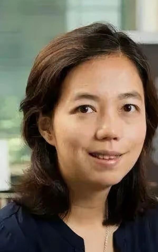 被AMD苏妈以约550亿人民币收购的AI公司背后，站着李飞飞和她的丈夫西尔维奥·萨瓦雷塞。李飞飞父母都是成都知识分子，父亲爱观鸟给她取名“飞飞”，90年代全家赴美，她一边打工洗衣一边苦读。丈夫是意大利裔计算机科学家，主攻计算机视觉与机器人，曾任斯坦福教授，后任Salesforce AI首席科学家，两