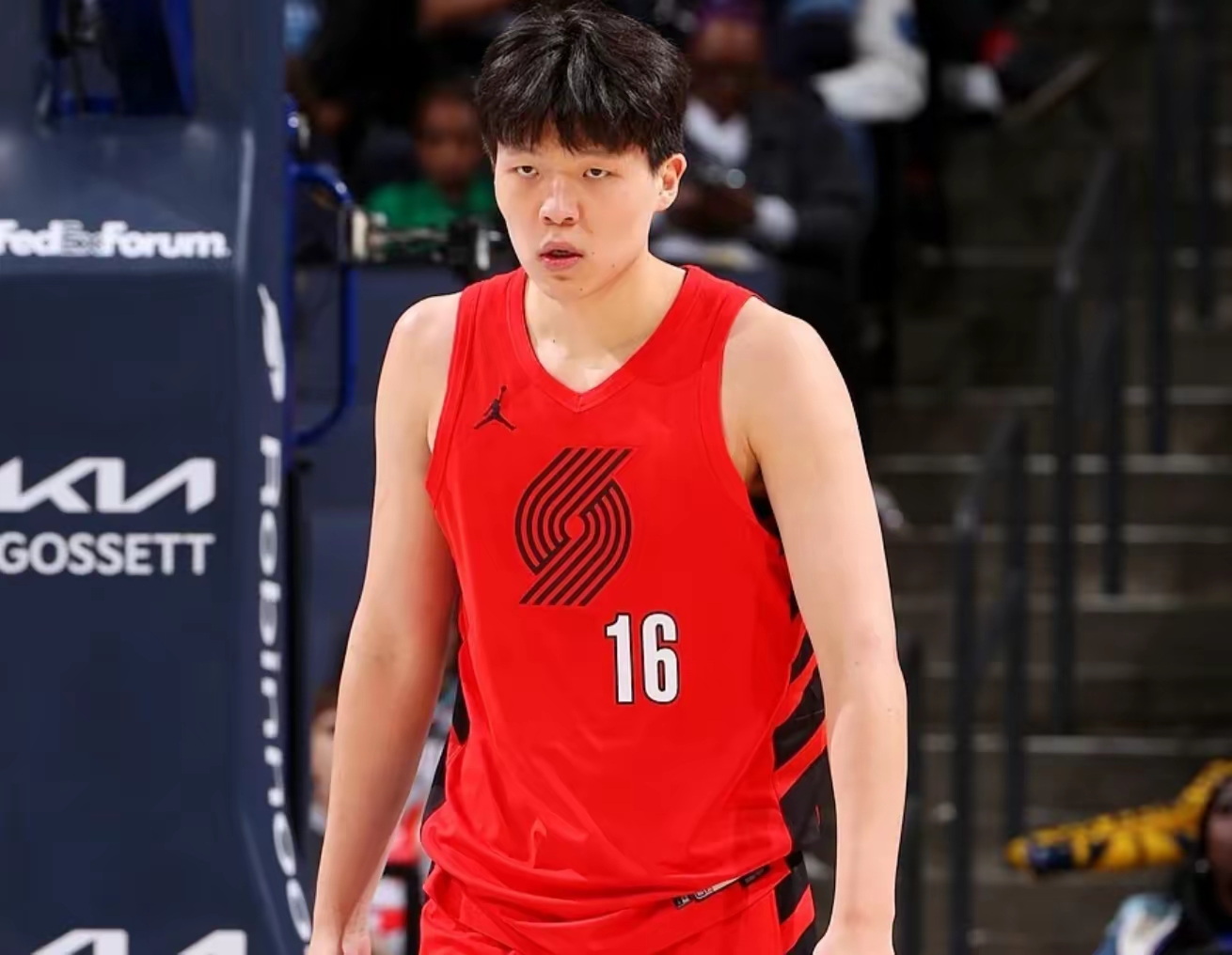 本赛季NBA季后赛，截止目前，杨瀚森代表开拓者队共出场四次，出场时间累...