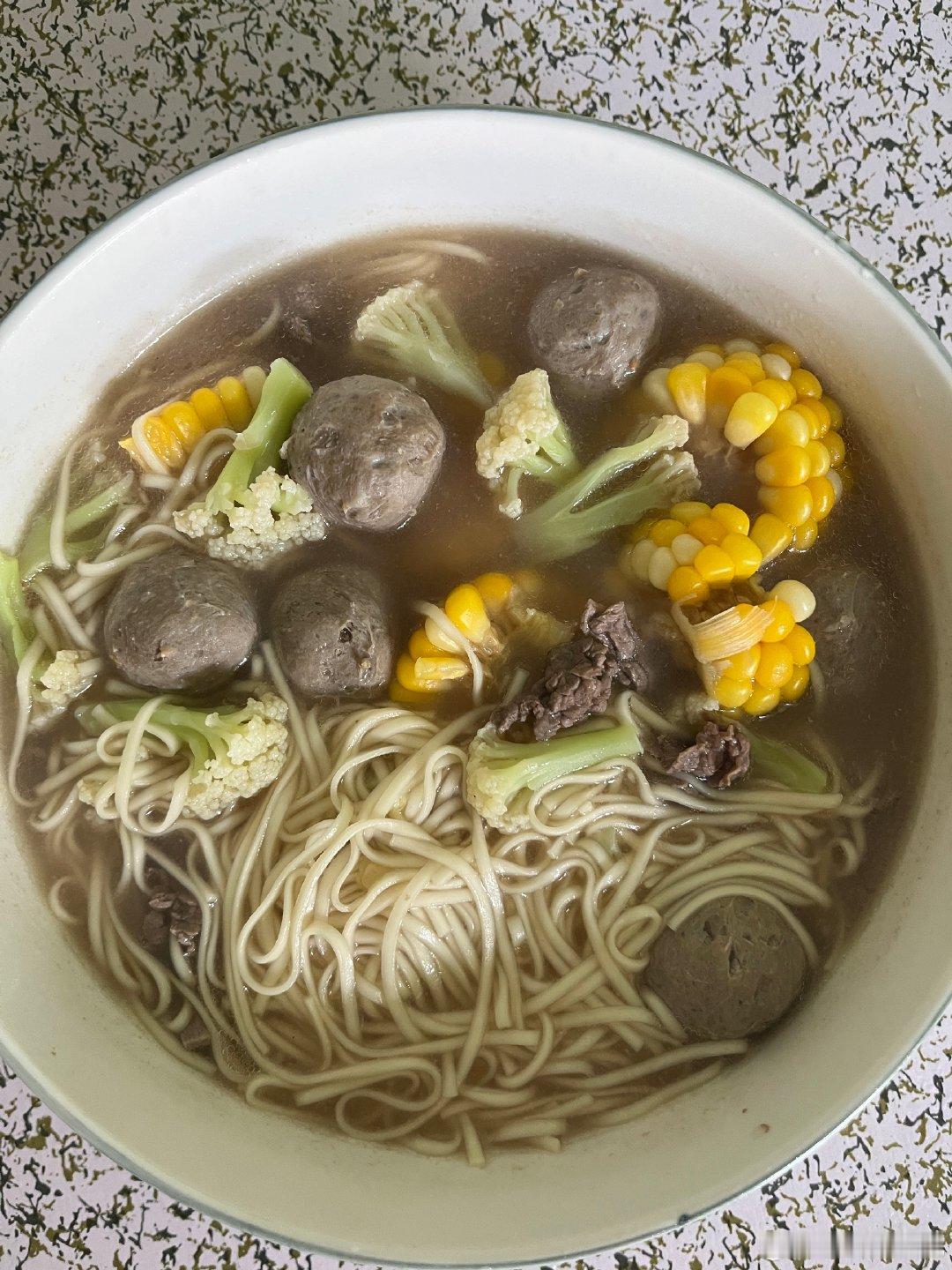 早餐加午餐，一锅乱炖，柠宝说要吃肉丸，昨晚还有点牛肉一起放下去，玉米是前几天的，主打有什么放什么。#井柏然回应栾念眼神吻出圈# ​