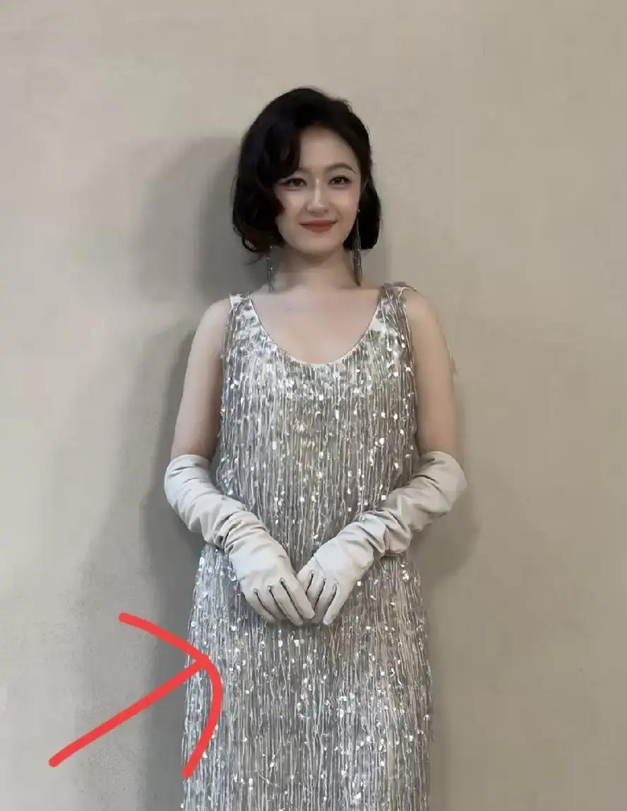 李兰迪的造型师到底跟她有什么深仇大恨，能把一个明明有腰的姑娘穿成毫无起伏的直筒长方形？
看到今天线下活动那几张路人生图，真的两眼一黑。
真不是她状态不好，脸依然挑不出毛病，生图里整个人白得发光，仪态也没掉线。
坏就坏在那条裙子的剪裁。
胸口以下直接一条直线到底，原本细巧的腰身被抹得干干净净，