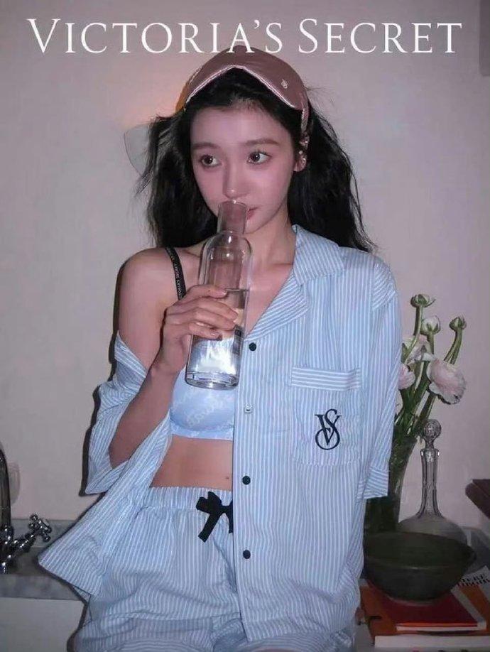 易梦玲向来凭着出众外形圈粉无数，颜值自带氛围感，身材更是堪称一级棒，紧...