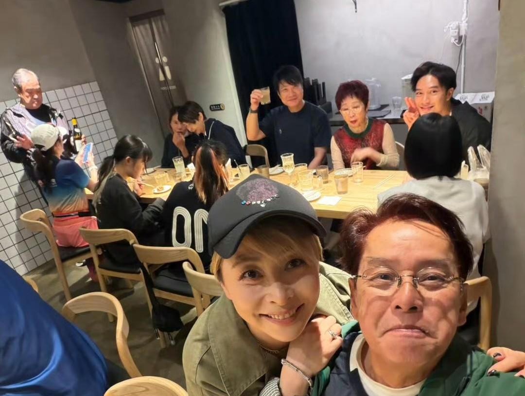 76岁的谭咏麟在红馆唱到《笑看人生》，低头拽了拽裤腰，问台下裤子是不是松了。他为了这10场减了17磅，裤头松到跳舞时差点滑下去。台下笑成一片，他接着唱下一首。
据报道，当时有媒体写他“路都走不稳还出来捞金”。一个被传身家过十亿的人，76岁站上红馆，先被架到“缺钱”两个字上审了一遍。骂他的人没买票。红