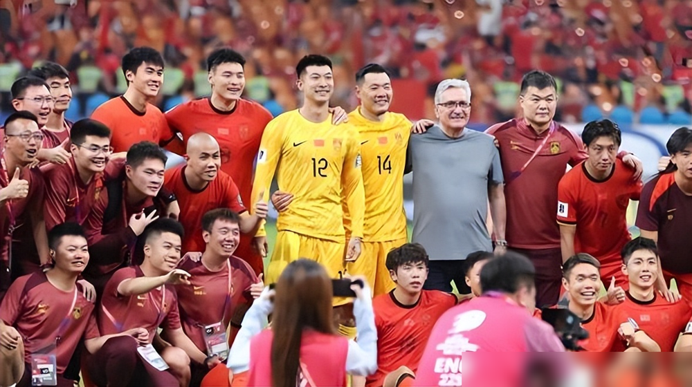 国足前锋上半场几乎消失，赛后却被教练狂夸，这踢的什么无球战术？
他叫向余望，对阵泰国队，教练给他的任务很怪：别想着拿球，你就杵在中间，死死牵制住对面两个中后卫。
整整45分钟，他就像个假人，在场上疯狂跑动、骚扰，存在感极低，但就是他这种牺牲式的踢法，把泰国队的防线撕开了口子，让队友在两翼获得了大