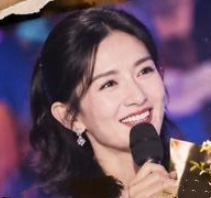 谢娜为肖战2026年10月的南京演唱会送去了花篮，贺卡上的祝福语还呼应了两人多年前的互动。
写着“战战，必须大火！祝演唱会圆满成功”，落款是“太阳女神谢娜”。
是一个醒目的红色系定制花篮，摆在演唱会场外。
这句“必须大火”呼应了谢娜早年在《快乐大本营》对当时还是新人的肖战的预言与鼓励。