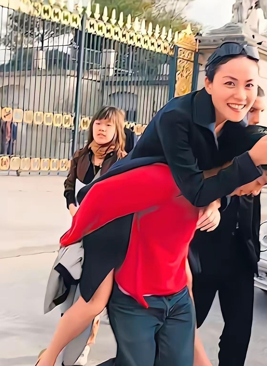 57岁的王菲，在首都机场弯着腰往车后备箱塞行李。女儿手插兜走在前面。港媒第二天标题：天后沦为阿四。
2026年8月10日，王菲生日当天，和李嫣从大理返京。机场被拍到的画面里，王菲弯腰搬行李、拎包、回头等女儿。李嫣手插兜走在前面，一米七五，白色透视上衣配开衩长裙。港媒次日出稿，标题四个字定性：天后沦为