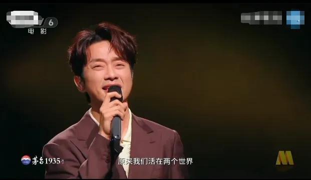 大湾区音乐会，台偶回忆杀直接杀疯！
曾沛慈、张栋梁、明道轮番带来经典曲目，江语晨和孟子义合唱《最后一夜》，每首歌都能跟着从头唱到尾。
张栋梁这段太有梗了！唱《北极星的眼泪》本来轻松笑着唱，一到高音发现调太高，硬生生憋住表情把高音顶上去。
熟悉的旋律一响，满满的青春回忆，谁的台偶DNA动 ​