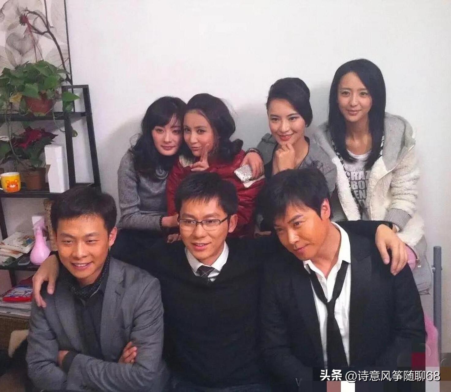 陈思诚在几位男明星里长相算帅气的那一种，有点痞帅痞帅，后面的佟丽娅素颜出镜，不仅颜值高，身材好，还得多才多艺，难怪很多人喜欢她。

这几位明星里面你还认出了谁， 觉得谁是演技最完美的那一个呢？