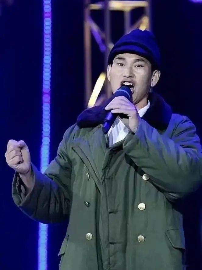 近期，感觉大衣哥朱之文的戏风陡转，已经由农民歌手转型成为了滑稽演员。

只要主办方提出的要求，老朱基本来者不拒，积极配合，装扮的南天门大将军、复刻杰克逊太空舞滑步、客串王婆、兜兜装戏水、闹海老哪咤等造型，如果整合到一起，真称得上花里胡哨，目不暇接。不过老朱台风过硬、主动互动，游客观 ​