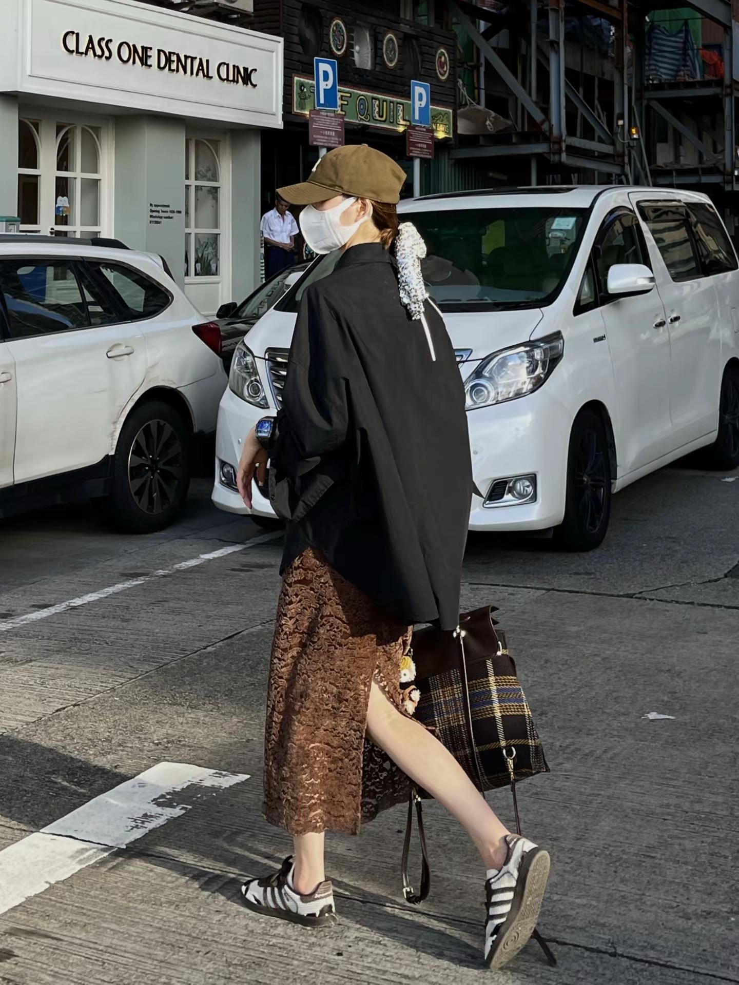 黑衬衫➕咖色蕾丝开衩半裙这么穿太洋气了。