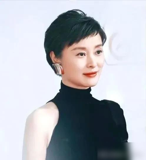 吴越拿奖，台下没人不服。
当年演凌玲，被骂到关评论。她说骂得越狠，说明这角色立住了。别人躲着反派走，她偏往人性最脏的地方钻。后来《清平乐》太后一出来，弹幕全在刷“欠吴越一个道歉”。
沈严当初拍板用她，就一句话：这女演员眼里有东西，藏得住戏。从全网唾骂到年度推荐女演员，她没辩解过一句，就闷头换下一