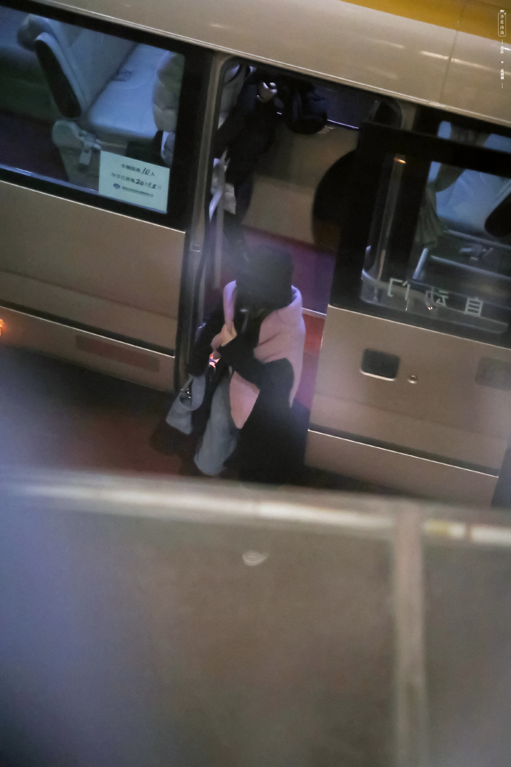 趙麗穎今日凌晨順利抵達北京機場 從上到下包裹的嚴嚴實實-圖2
