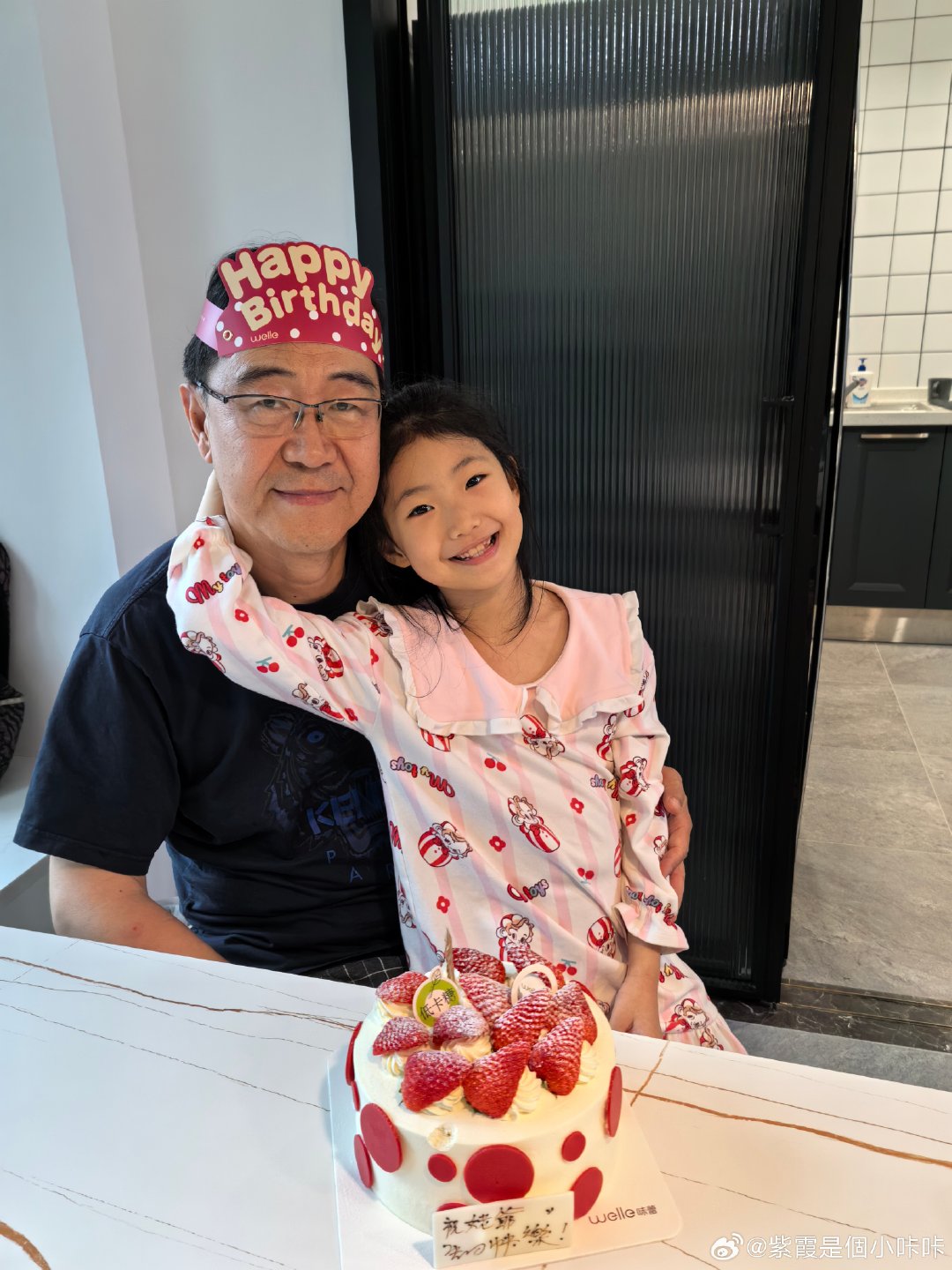 Y7M7D26：假期快结束了，走前全家提前给姥爷过生日啦，小咔咔选了蛋糕，和爸爸一起给姥爷买了折叠屏手机做礼物！（爸爸） ​