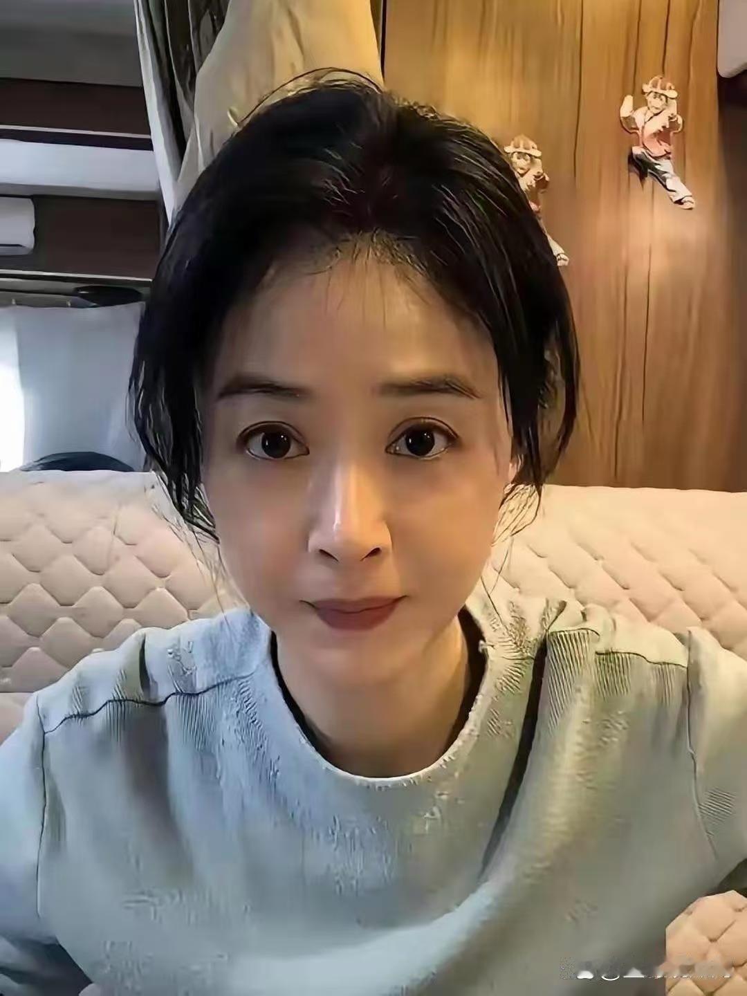 蒋欣节目里一件起球毛衣被吐槽像地摊货，她没有删帖公关，直接晒毛衣特写回怼“它只是起球，又没死”。
一句话把嘲讽变成全网玩梗，赵丽颖、宋佳都来点赞，三天涨粉47万，大家纷纷晒出自家起球衣服玩梗。
比起时刻维持完美人设，这种真实松弛的状态反而更圈粉，这件毛衣意外成了出圈名场面。 ​