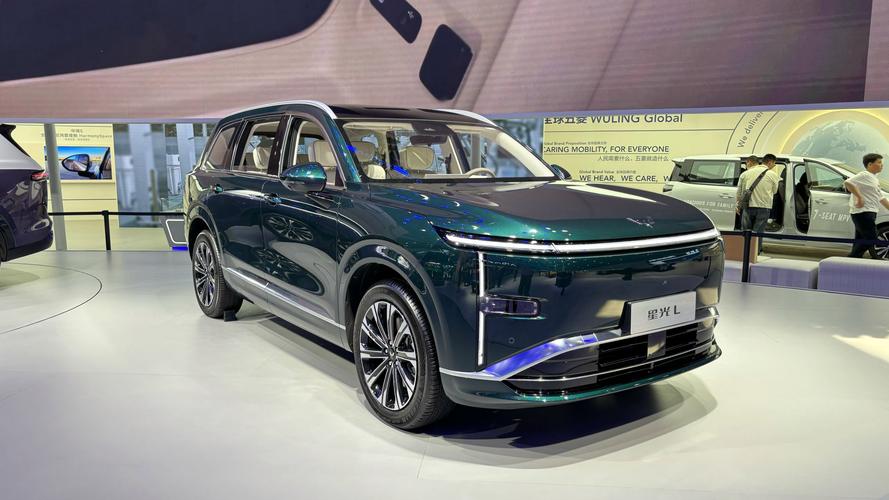 2026年上半年，汽车出口排名前3名：
第一名、奇瑞汽车，出口93万辆；
第二名、比亚迪汽车，出口77万辆；
第三名、吉利汽车，出口46万辆；




最近把五菱星光L的座椅细节摸透了，才明白为什么它能被称为15万级的座椅卷王。官方直接把11层材料结构全公开，每一层的分工都清清楚楚，完全不搞“黑箱式