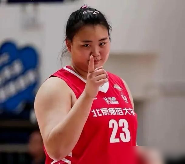 65分的优势，中国女篮把泰国队打成了训练赛。刘禹彤首秀，12分5篮板，10投4中，罚球5中4。
数据看着不炸，但你得看她怎么打球。内线卡位，两三个人挂身上，照样转身强起。抢篮板那一下，眼神都带刀。
这是她国家队综合性大赛第一场。搭档张子宇，内线双塔往那一站，对面连筐都看不见。赛后她说得也实诚：还