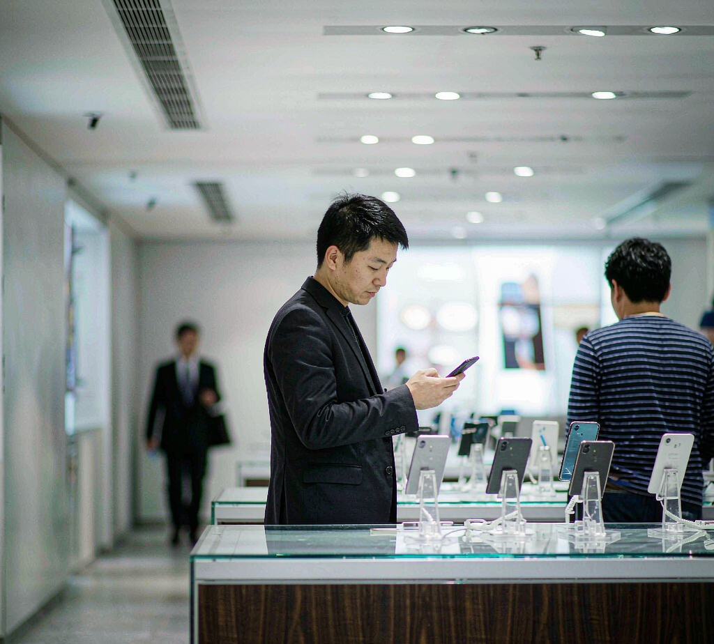 国产旗舰集体涨价，最大的赢家却是苹果。

有数据显示，小米 18 Pro 首销日只卖出上代的三成，iPhone 18 Pro 反倒比上代多卖了三成。

有经销商说得实在：预算六千的人现在会想，是不是买 iPhone 更划算、用得还久。

这话扎心，但没法反驳。不是不支持国产，是这轮涨得太猛，钱包先投