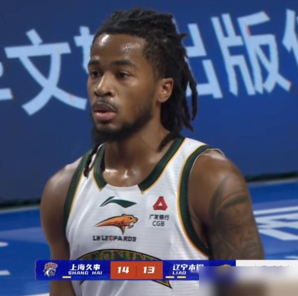 前NBA全明星来CBA打球，居然放着分不刷？
10月9日这场双加时，上海险胜辽宁，两个前NBA后卫，硬是在场上活成了两种命。
上海新援拉塞尔，拿了18分，送出9次助攻。他不贪功，全靠顶级视野盘活全队，硬生生把本土小将喂饱。这叫当大脑，做局。
辽宁外援库珀，完全是另一条路数。全场14投10中，狂