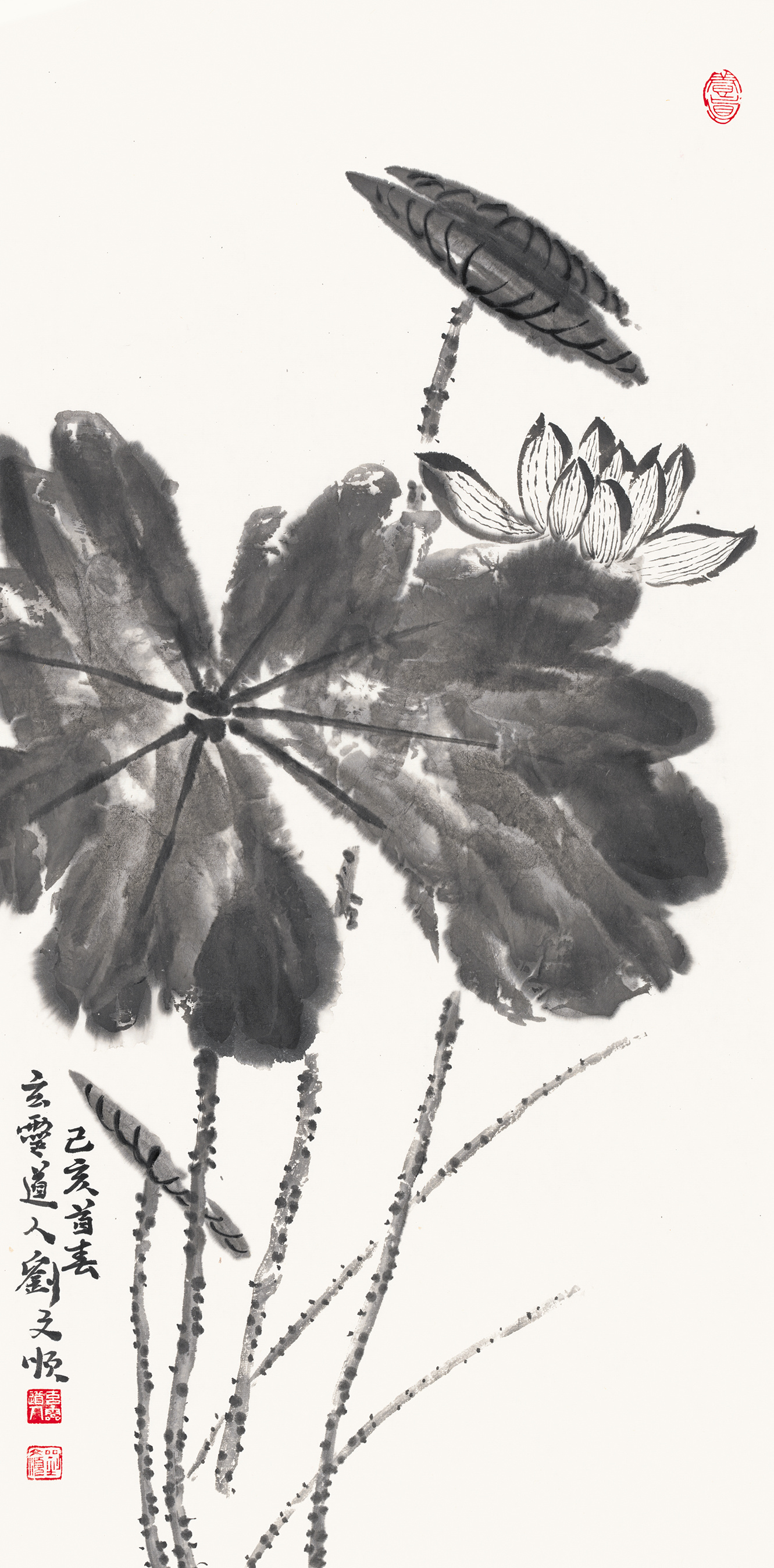 这幅水墨荷花图由画家刘文顺创作，其画风融合了道家“道法自然、阴阳相生”的哲学理念，笔墨淋漓、气韵生动，不仅具有极高的艺术价值，更蕴含丰富的风水寓意。从风水角度解读，此画的核心意象“荷花”象征“和”与“清”，寓意家庭和睦、和气生财、品行高洁；而“莲蓬”则代表“有果”，象征事业有成、子孙绵延。画中荷叶舒展、花茎挺拔，整体构图充满生机与向上之力，暗合“本固枝荣”之吉兆，寓意根基稳固、家业兴旺。结合刘文顺道号“玄灵子”及道教全真龙门派传人的身份，其画作常被赋予“引道炁入画、调和气场”的能量。水墨的浓淡干湿构成阴阳平衡，留白处藏天地灵气，符合风水“藏风聚气”之理，有助于净化空间、提升居者心境与运势。