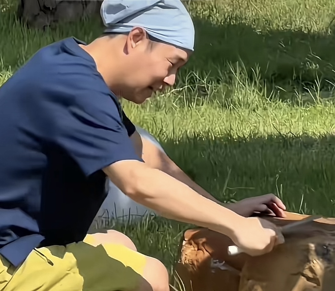 小沈阳磨刀的这段视频，被刘畊宏分享到网上，引来网友们趣味调侃。大家开玩笑说，怕是节目组经费有限，小沈阳只能在节目里自力更生，还有人打趣，可千万别随便招惹这位厨艺高手。

熟悉他的观众都知道，小沈阳在节目里最大的乐趣，就是亲手烹制家常菜。一把菜刀，简单食材，在他手中就能变成香气满满的美味佳肴。奔波忙碌