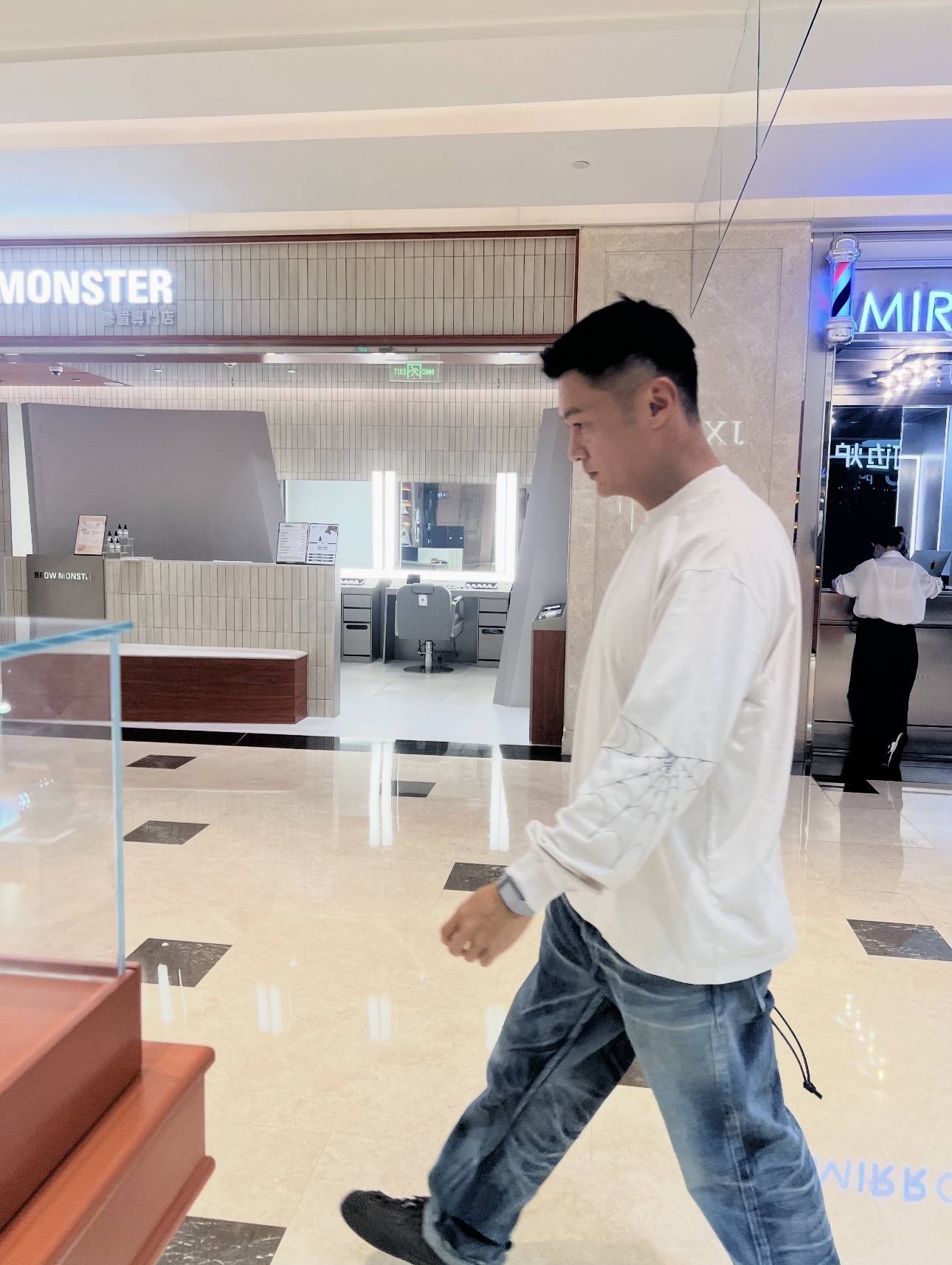余文乐带前妻和孩子国庆游长沙，一家四口同框，女方回应了

国庆假期还没过完，娱乐圈就热闹起来了。余文乐在社交平台上发了一张照片，直接冲上了热搜榜前列。照片里不是别人，正是他和前妻，还有两个孩子，一家四口整整齐齐出现在长沙街头。

这张合照一发出来，话题热度跟坐了火箭一样往上窜，短短三个小时阅读量就破