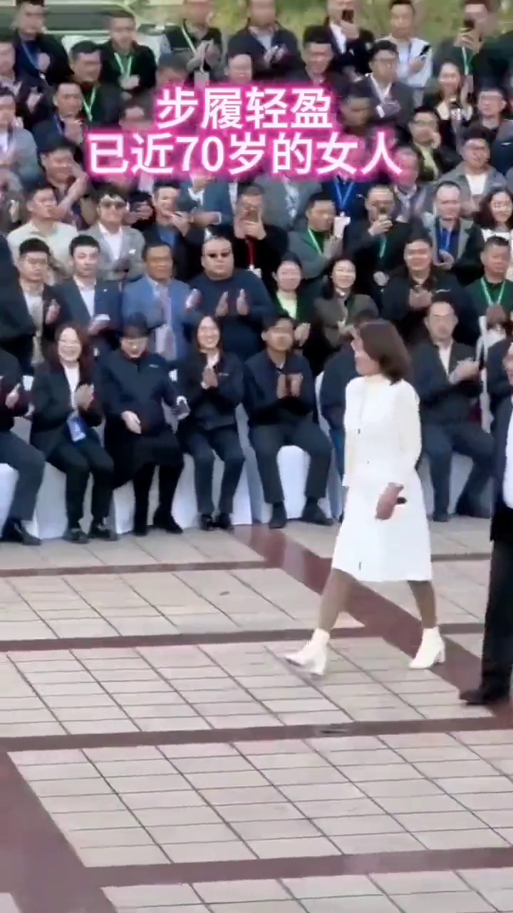 优雅70岁：轻盈步伐，步履从容的智慧女人