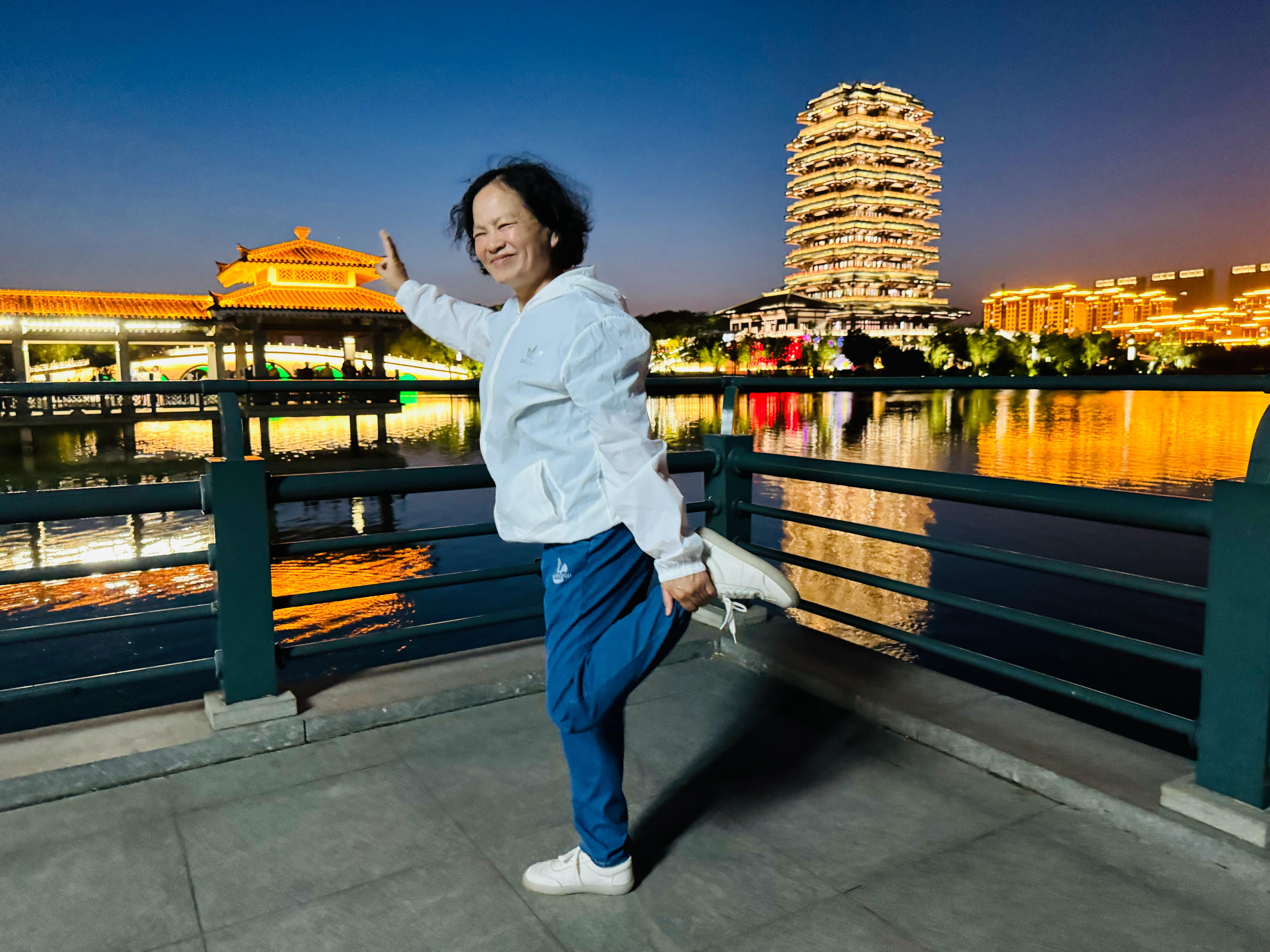 #生活手记#华淦游华夏（1462）

          转眼又巳到农历七夕，今年七夕应该是在弦高古城度过了。在网上看到一段不知是喜剧还是相声的短视频，有点讽刺意味，逗笑，而此前郭德刚在武汉表演的视频，一边有举报反对，一边也有支持和表示要宽容的。我是和竹知了事件一样，主张宽容的，但坚决反对称主张宽 ​