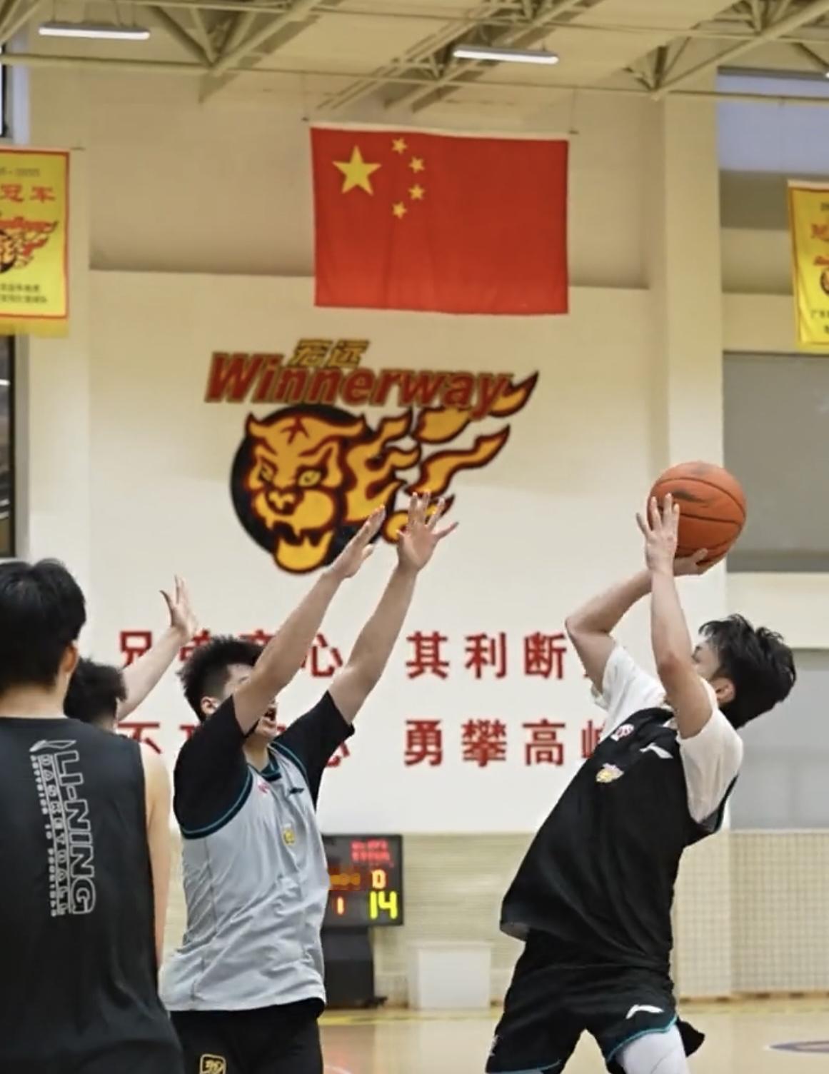 广东宏远男篮官方刚刚更新一段队内对抗赛视频，这也是周鹏回归后的首场队内训练对抗训练。
周鹏、徐杰都已经参加队内高强度对抗，场上大批年轻球员轮番上阵。
目前的广东宏远处于阵容慢慢拼凑完整的阶段，胡明轩、焦泊乔、崔永熙还没归队，外援也还没有正式亮相。
现阶段的训练，不用追求打出完美效果。重点是把新帅的战