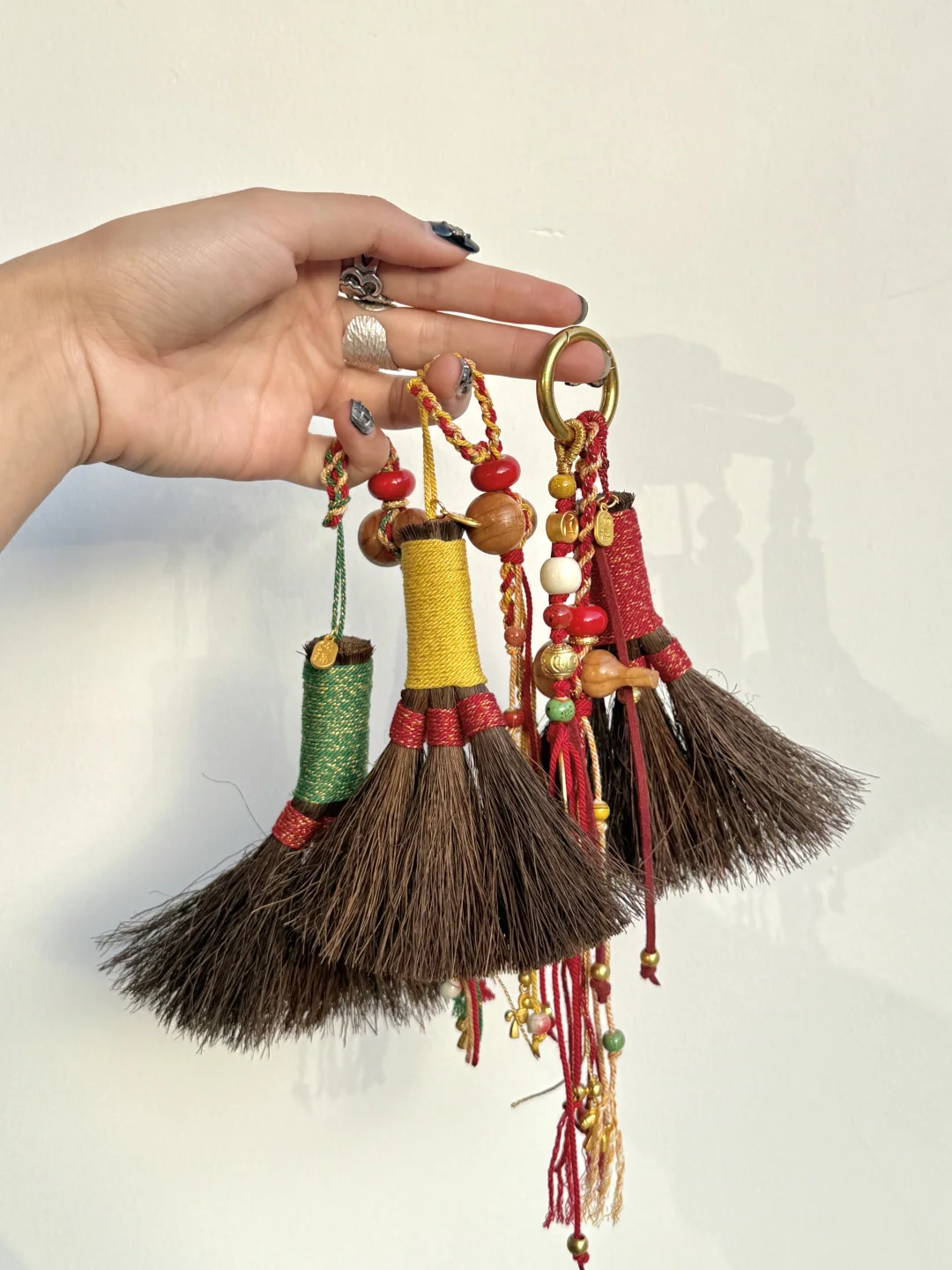 三把适配马年氛围的手工扫帚🧹🐎