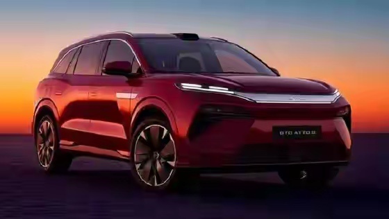 比亚迪Atto 8正式亮相欧洲市场，定位E级全尺寸七座纯电SUV，车长超过5米。这台车是比亚迪在欧洲首款搭载二代刀片电池+FLASH闪充的车型，5分钟就能把电量从10%充到70%，充电速度相当惊人。外观用上新一代家族设计，标志性中国结尾灯辨识度拉满，车内大天幕、多屏配置还有真皮座椅，空间灵活多变。预计20 ​