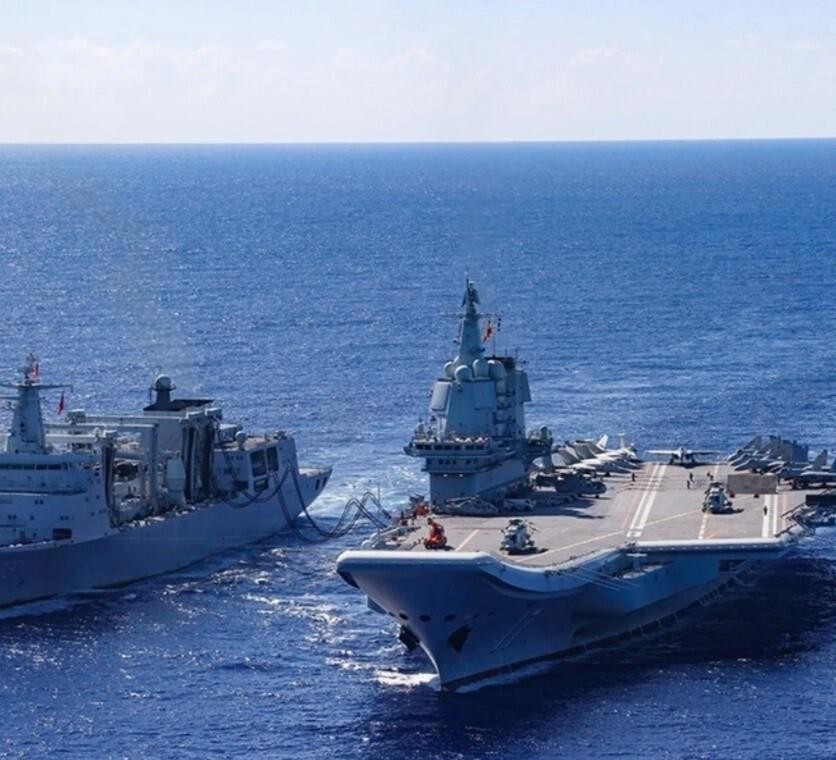辽宁舰编队这次前出西太，时间点确实值得留意。10月14日，中国海军公布辽宁舰编队赴西太平洋相关海域开展训练；日本防卫省同日通报，编队经冲绳本岛与宫古岛之间海域向东南航行，随后在石垣岛以南约250公里处组织舰载机起降，日方称14日起降约10次。编队包括辽宁舰及三艘护航舰艇，其中两艘是055型驱逐舰。中