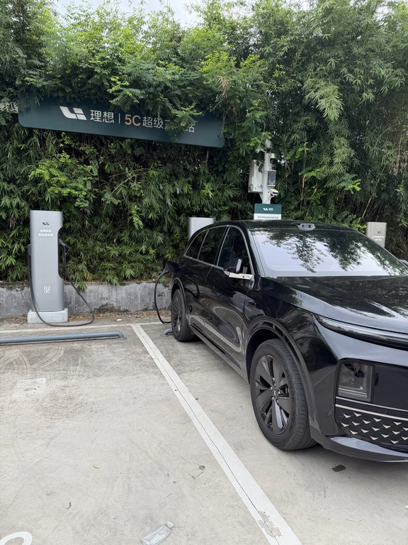 ✨日常补给时刻
停靠理想5C超充站
不用慌忙等候许久
还能用理想积分抵扣电费
实现0元充电自由🥳
慢悠悠补能，继续奔赴下一段路程
电车生活幸福感悄悄拉满了#理想L6 #我的智系车