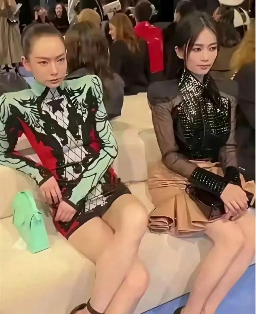 戚薇这件礼服真的非穿不可吗？白鹿估计在强忍笑意，连正眼都不敢瞧她一下。