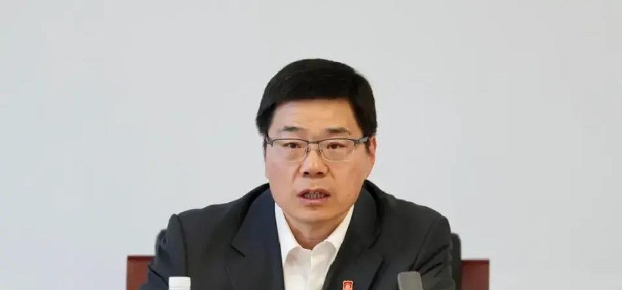 亚运四队崩盘只拿一块铜牌，篮协主席被官媒炮轰不懂篮球毫无理想，春节强令女篮退红包寒了谁的心，十一月世预赛再输真要没退路了
郭振明在名古屋亚运会后公开承认，男篮暴露了战术理念、临场应变、对抗强度等多方面短板，“亚洲篮球整体水平提升很快，我们已经没有以往的优势”
这话说得没错，但问题恰恰在于——一支球队