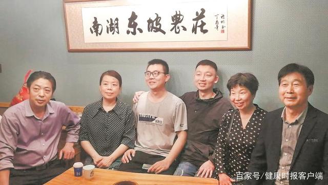 错换人生28年事件当事人姚策的生父郭希宽离世，杜新枝对外透露，逝者已经在昨日完成安葬。
 
多年的纠纷，多年的舆论争论，压在郭希宽身上，压在这个家庭身上很久。杜新枝说，老伴心脏突然骤停，事发非常仓促。这些年官司一场接着一场，精神一直紧绷，身体方面的检查，他们没有放在心上。等到发现问题的时候，一切已经