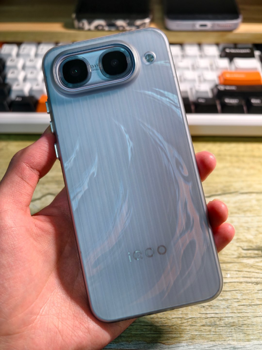 iQOO Neo11至尊版这个镜头设计还是太适合性能机了，打游戏确实舒服。[送花花] ​