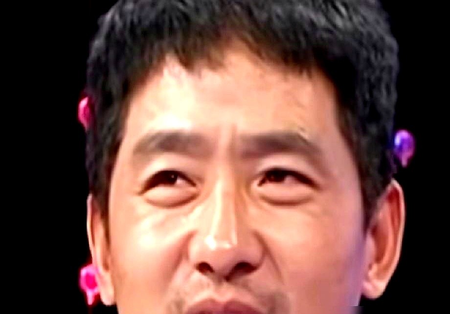 刚在《披荆斩棘》唱歌跑调垫底被淘汰，郭晓东转头自曝了改名内幕。

谁能想到他原名叫郭广习，亲哥叫郭广学。当年在家晒着地瓜干，嫌名字太土，顺手就把自己改成郭晓东，亲哥也跟着改成了郭晓峰。

挂素人被骂到道歉，上节目垫底淘汰，不少网友调侃他把运气改丢了，当年用“郭晓冬”时明明更有灵气，随手一换反而一路差