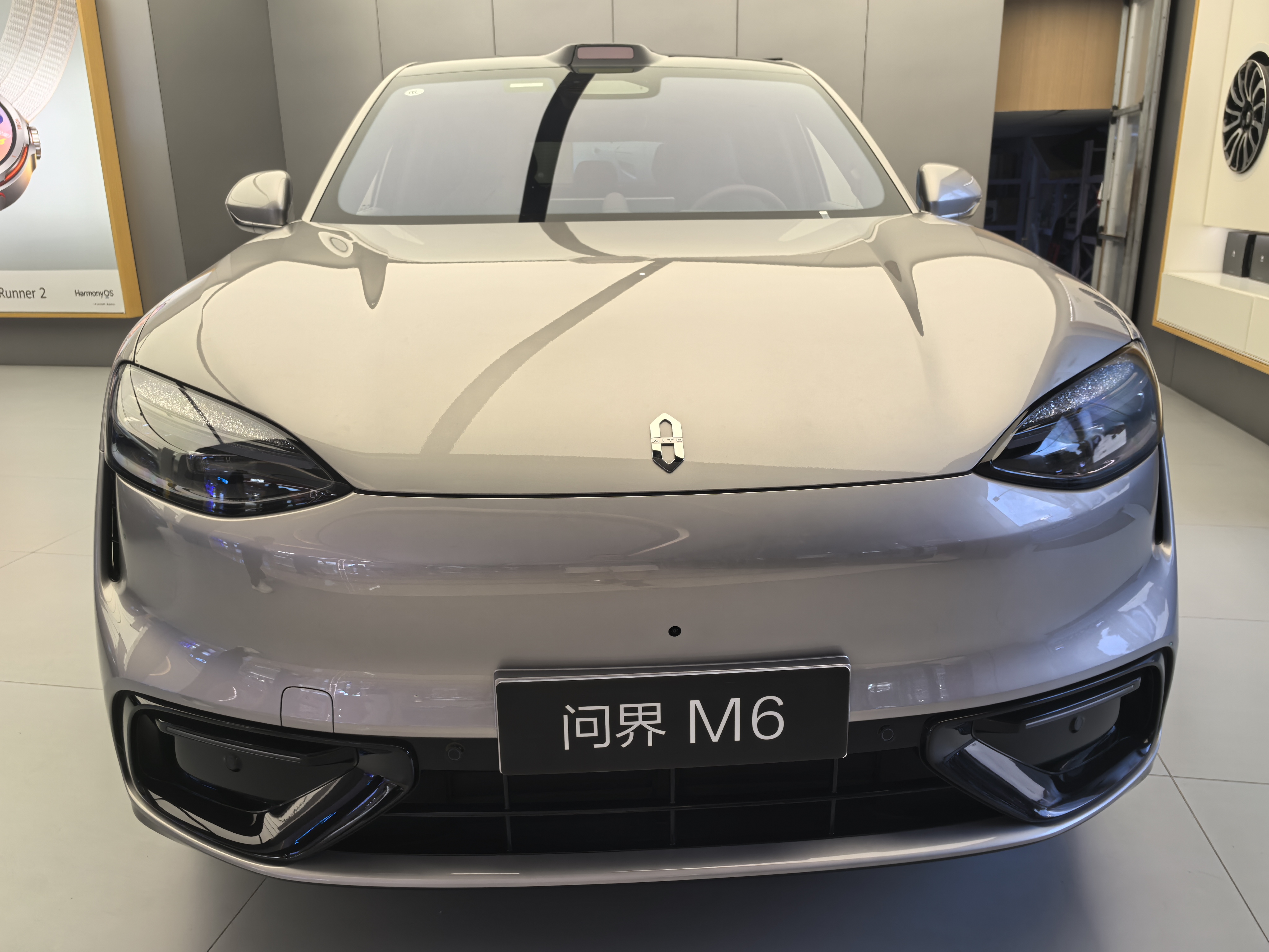 华为智驾销量为什么不能像华为手机一样遥遥领先？

中国新能源车百家争鸣，爆款不断，华为鸿蒙智行新能源车销量和占比却没有明显的提升，卖得好的总是那几款新出的型号。

究其原因，大概有以下几点。

一是华为汽车的售价太高，看中智驾的人大多买顶配，所以连起步价22多万的M6，拿下来也要将近30万了。中国普