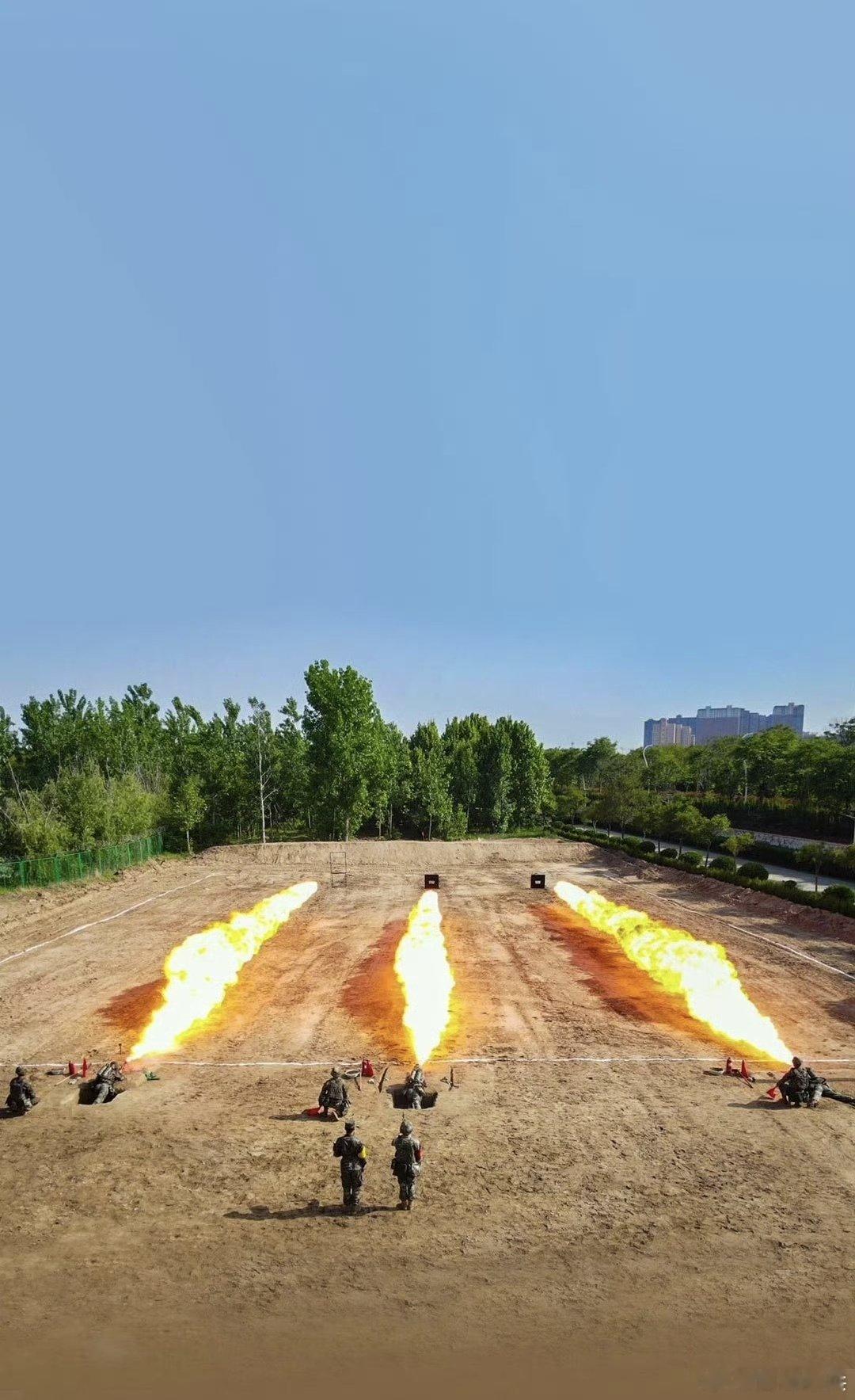 #每日好图#火龙腾空，烈焰出鞘！快来看防化兵喷火训练现场，尽显硬核战力！​