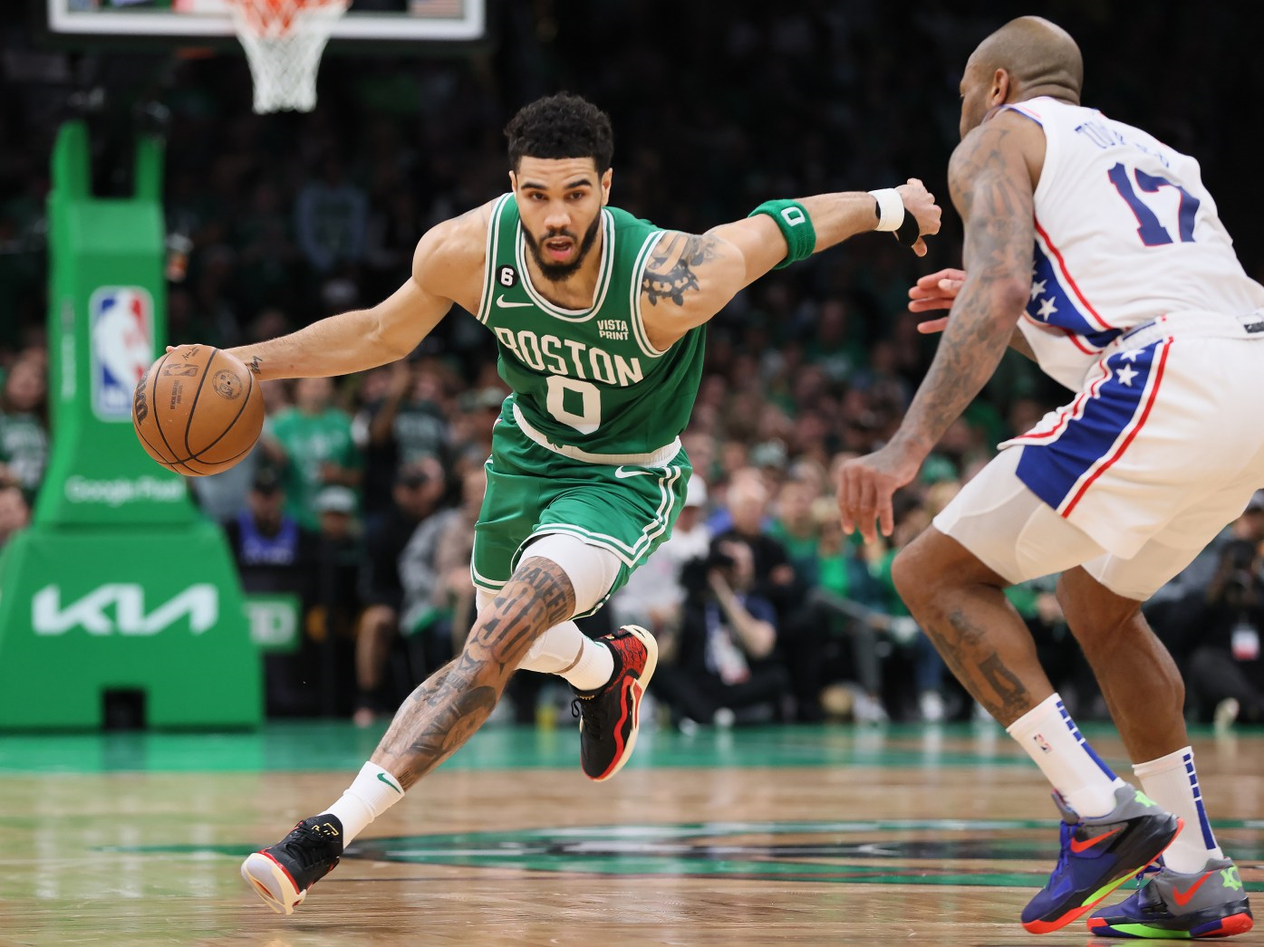太离谱了。NBA季前赛的剧本，比常规赛还能整活。

凯尔特人主场144比106血洗76人，净胜38分。跟腱大伤、缺席几乎一整年的塔图姆，26分钟砍下23分5篮板4助攻，美媒评价就四个字：完全健康。

新援保罗·乔治面对旧主完成首秀，13分5篮板4助攻5抢断，正负值+12——注意，76人这边詹姆斯、恩