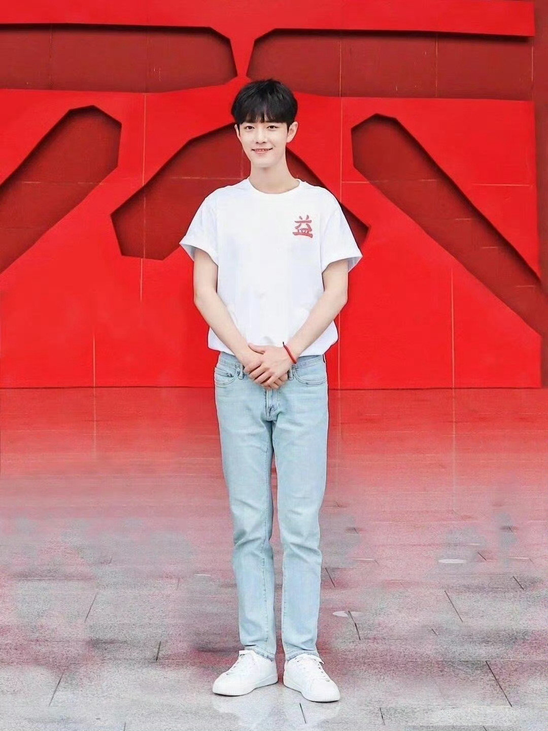 #肖战公益一路有你[超话]# 灯塔引路，微光成炬❤️
不必等待惊天动地，做好身边点滴，平凡行动亦可传递大爱。​